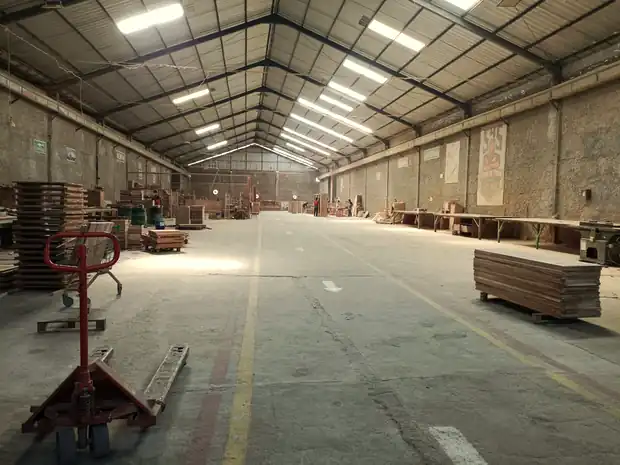 The finishing floor with work stations along both bays